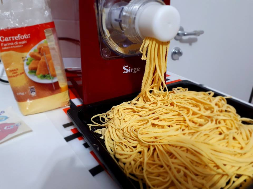 Hausgemachte Mais-Linguine – Frische Pasta mit Hartweizengrieß und Maismehl Hausgemachte Mais-Linguine – Frische Pasta mit Hartweizengrieß und Maismehl