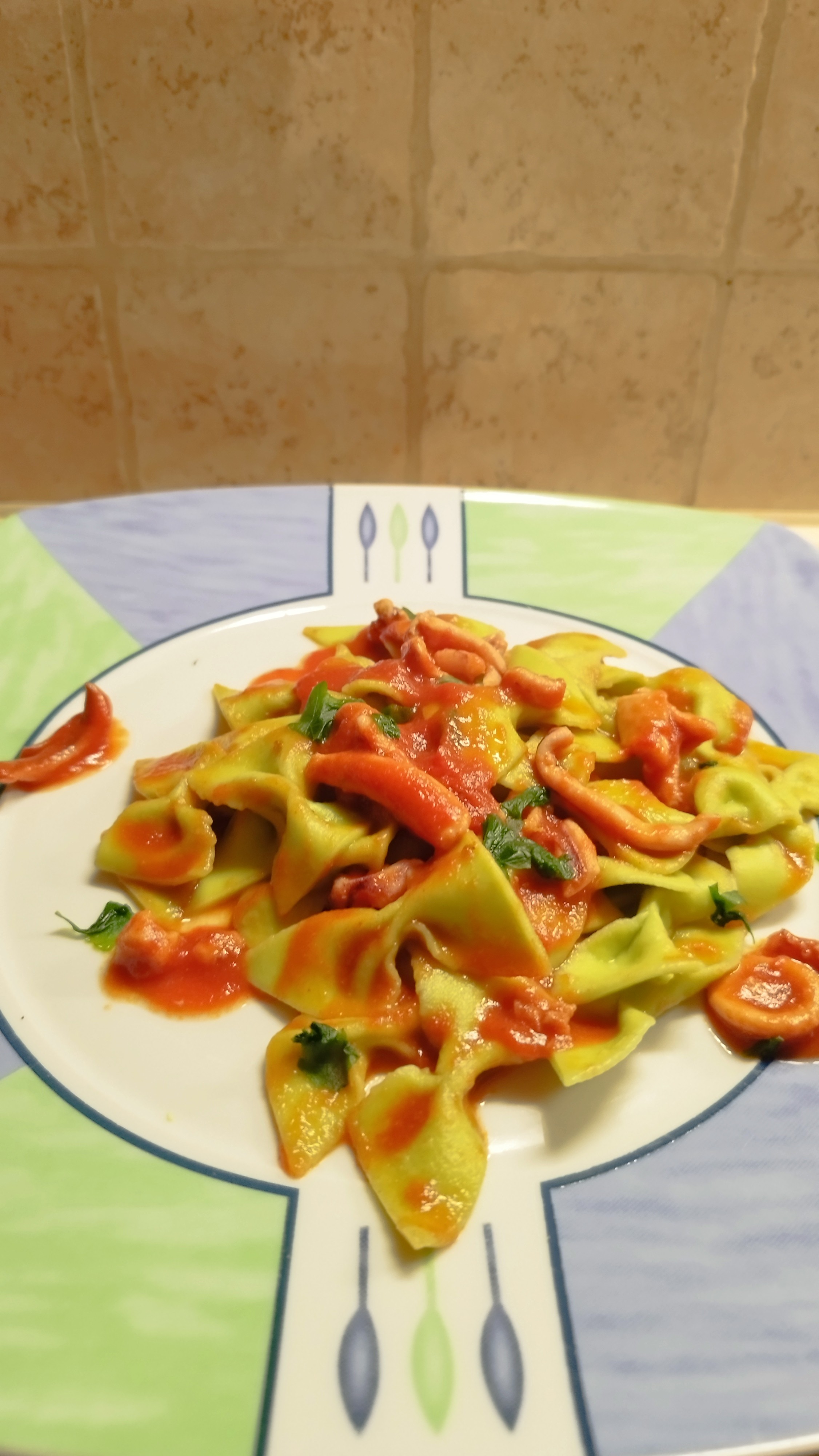 Grüne Farfalle mit Spinat und Tintenfisch in Sauce – Natürliche frische Pasta