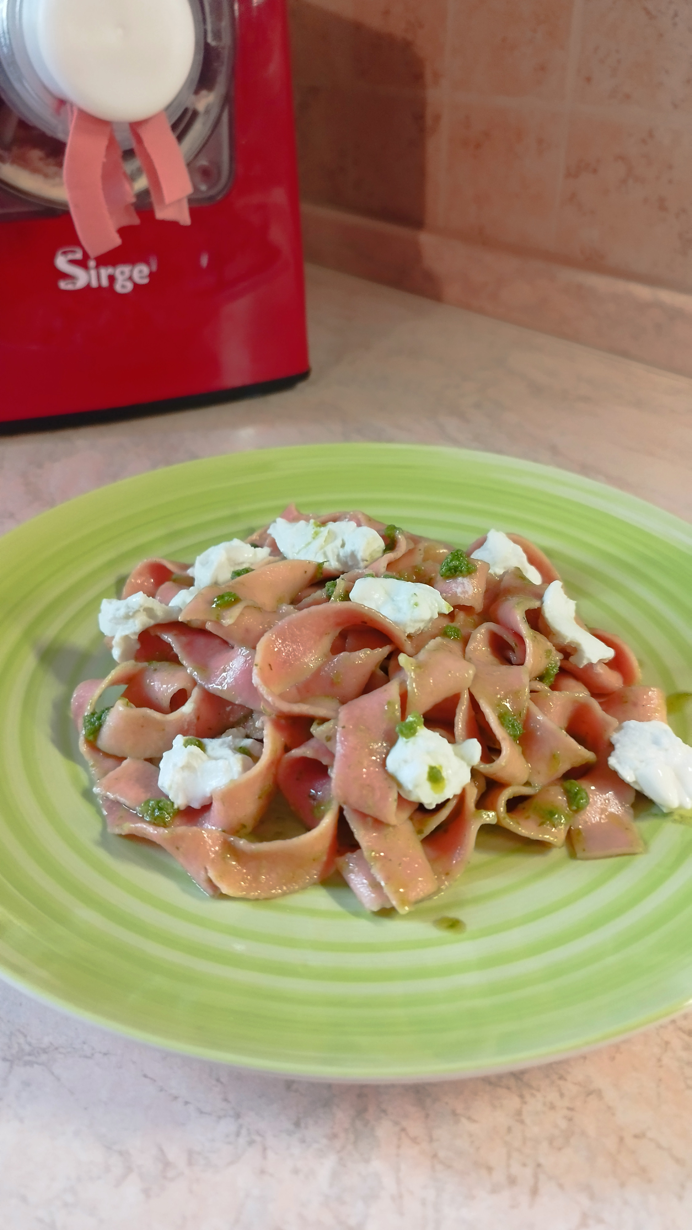 Rosa Pappardelle mit Ricotta und Pesto Rosa Pappardelle mit Ricotta und Pesto